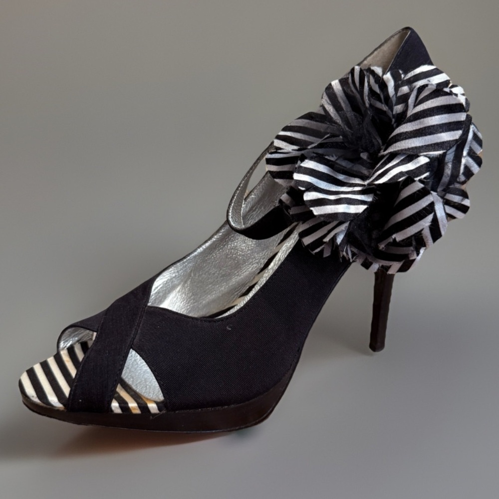 White Striped Flower Accent Peep Toe High Heels - Picture 7 of 13